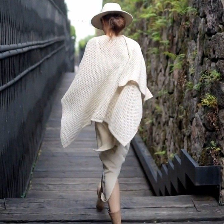 通勤护劲围巾披肩早晚穿搭新款纯色针织薄款披肩女时尚镂空披肩