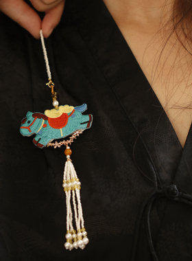 马上有钱古风红色小马刺绣胸针女流苏挂坠压襟旗袍配饰百搭本名年