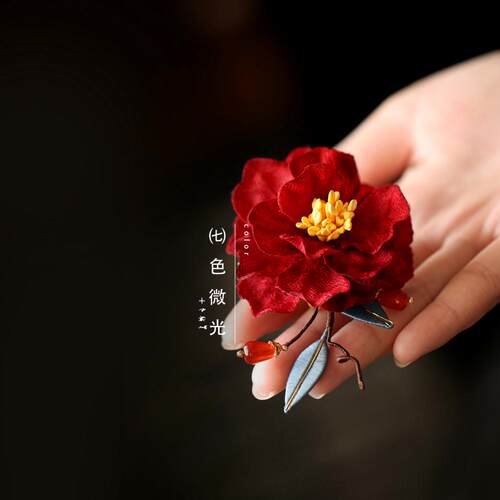 红色山茶花胸针高端精致时尚