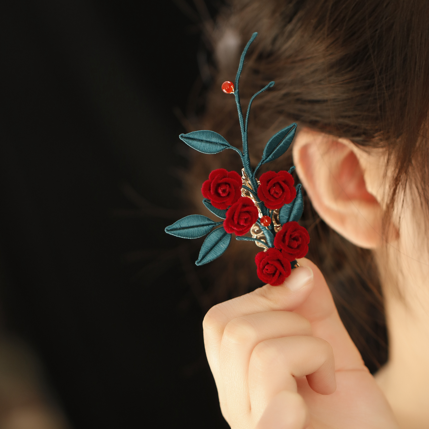 红色玫瑰丝绒发夹中式新娘头饰