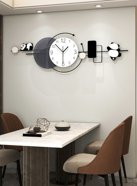现代简约挂钟客厅高级感家用餐厅装饰时钟免打孔创意熊猫钟a0697