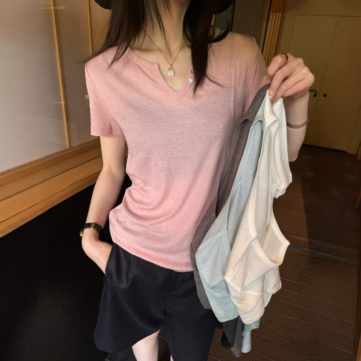 纽扣小v领天丝面膜短袖T恤女2026夏季新款亲肤舒适薄款正肩打底衫