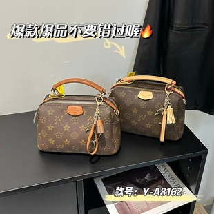 优草坊包包女2025新款高级感时尚多隔层枕头包斜挎包百搭单肩包