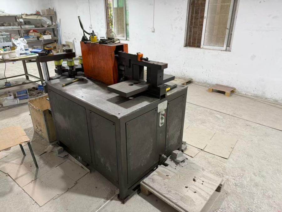 1月29日深圳变卖多工位母线加工机一台（变卖）网络拍卖公告