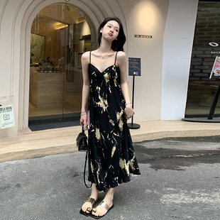 黑色吊带连衣裙女2025夏季 小个子海边度假沙滩休闲碎花裙 新款 法式