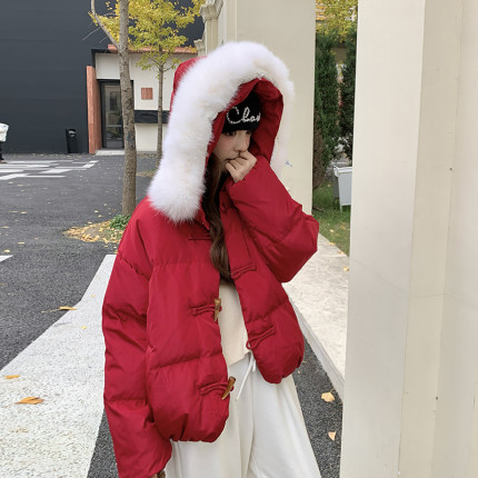 新年红国风牛角扣连帽大毛领羽绒服女2025冬季新款短款保暖面包服