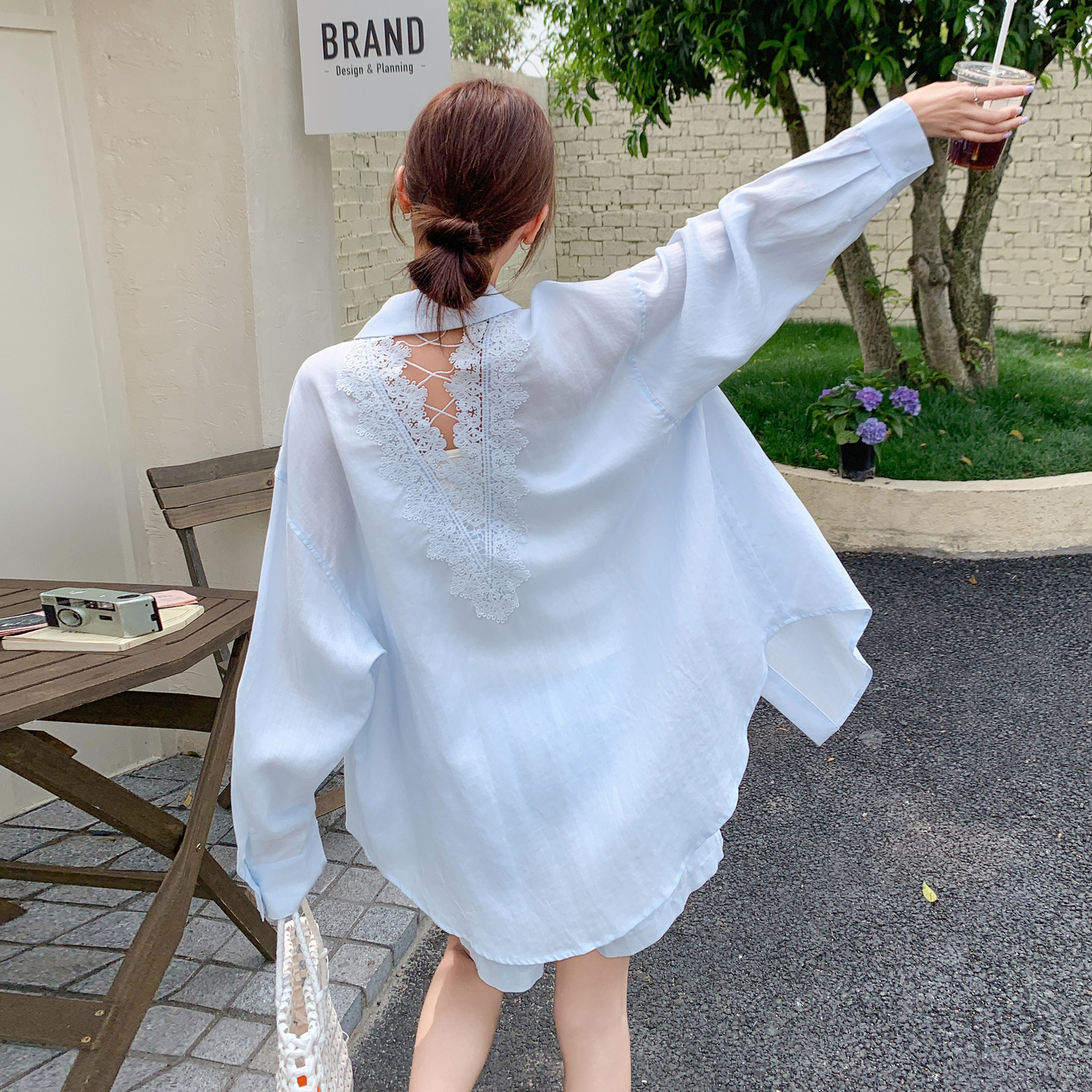 蓝色松弛感蕾丝露背小心机防晒衬衫套装女2025夏季新款短裤两件套