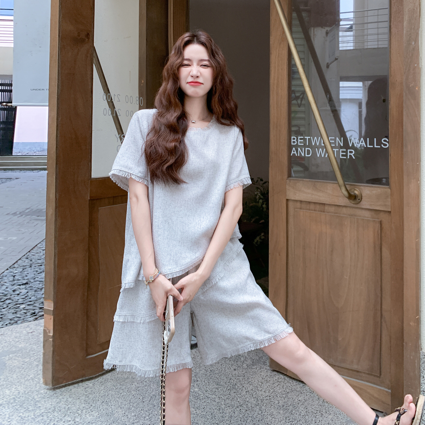 浅灰色小个子显瘦穿搭流苏套装裤女2025年夏季新款T恤短裤两件套