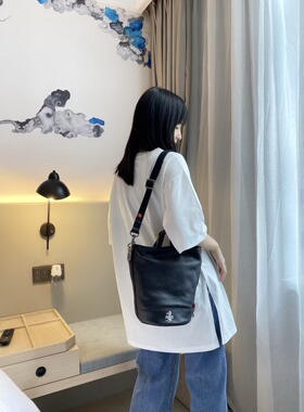 新款时尚百搭单肩斜挎桶包女简约休闲小众设计感9972