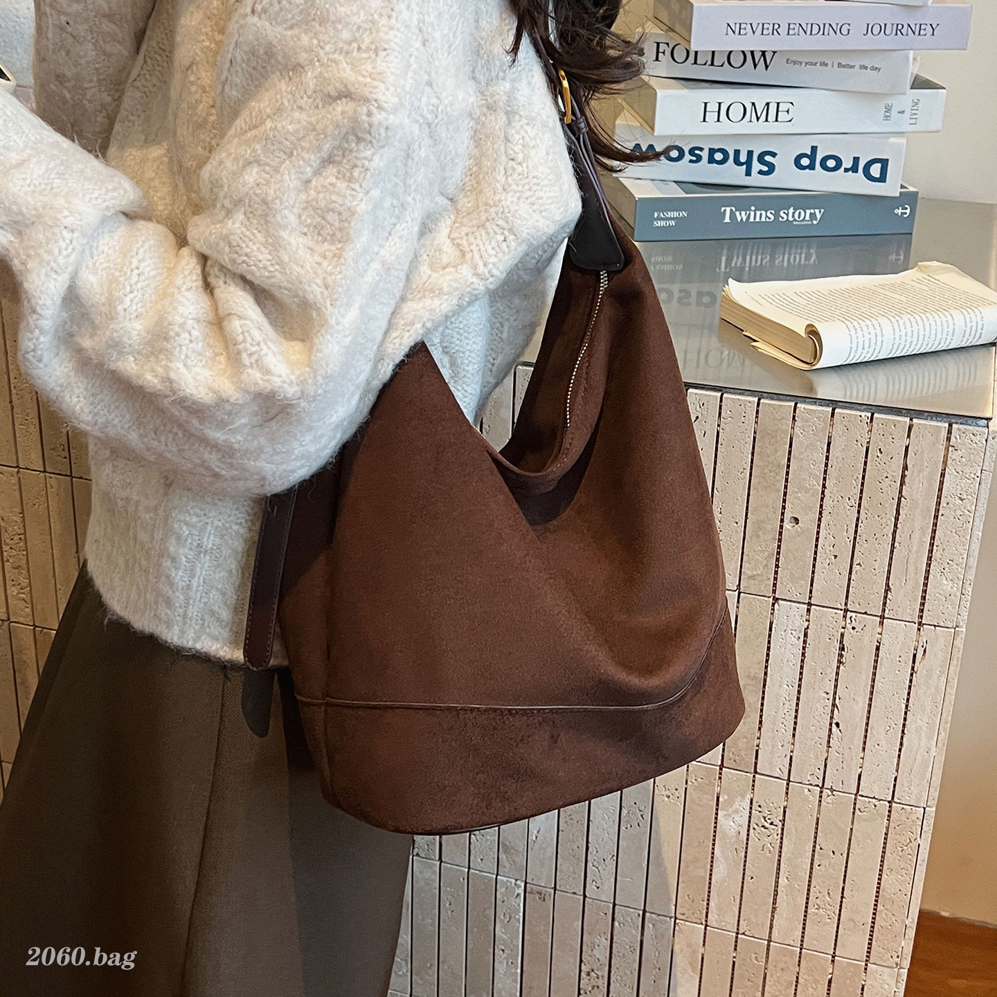 简约麂皮绒水桶包女2025新款大容量单肩斜挎包通勤韩版ins高级感