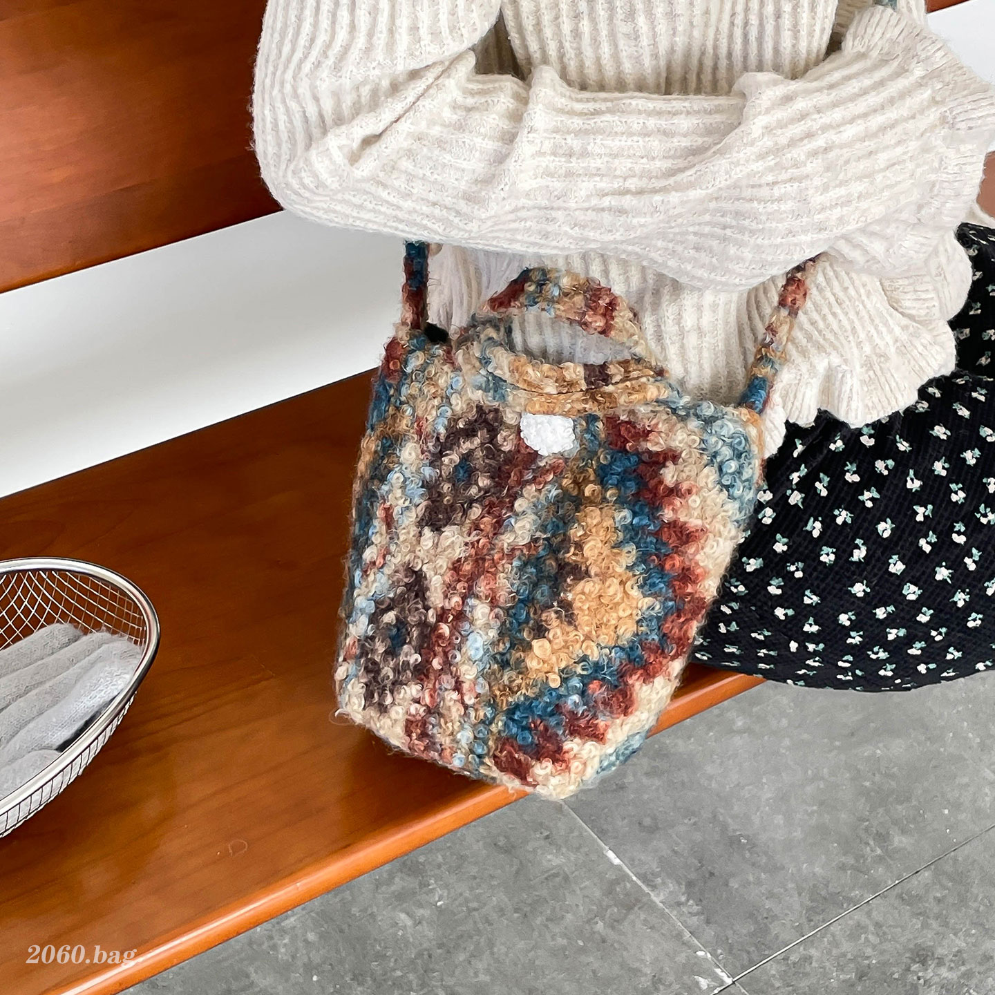 冬季毛绒小众设计水桶包包费尔岛休闲单肩斜挎包2025新款女时尚