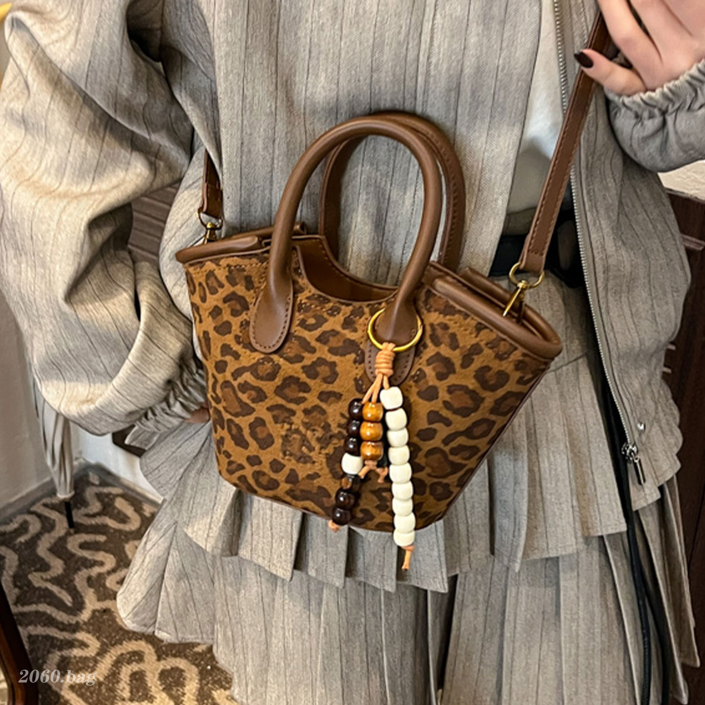 冬季麂皮绒洋气时尚精致高级感豹纹单肩斜挎2025女式手提水桶包