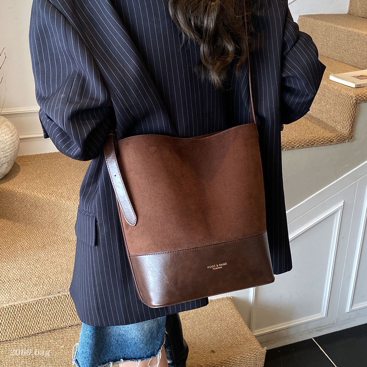 秋冬流行复古磨砂小包包女2025新款女通勤大容量百搭斜挎包水桶包