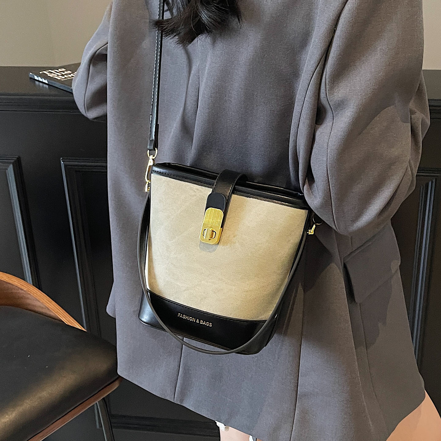 高级感小包包女式2025新款超火时尚斜挎包轻奢小众通勤手提水桶包