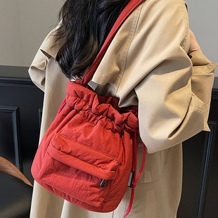 时尚休闲束口尼龙布水桶包女2025冬季新款韩版ins潮流百搭单肩包