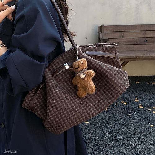 复古时尚高级感轻奢格子纹卡通挂件2026女秋冬新款单肩手提腋下包