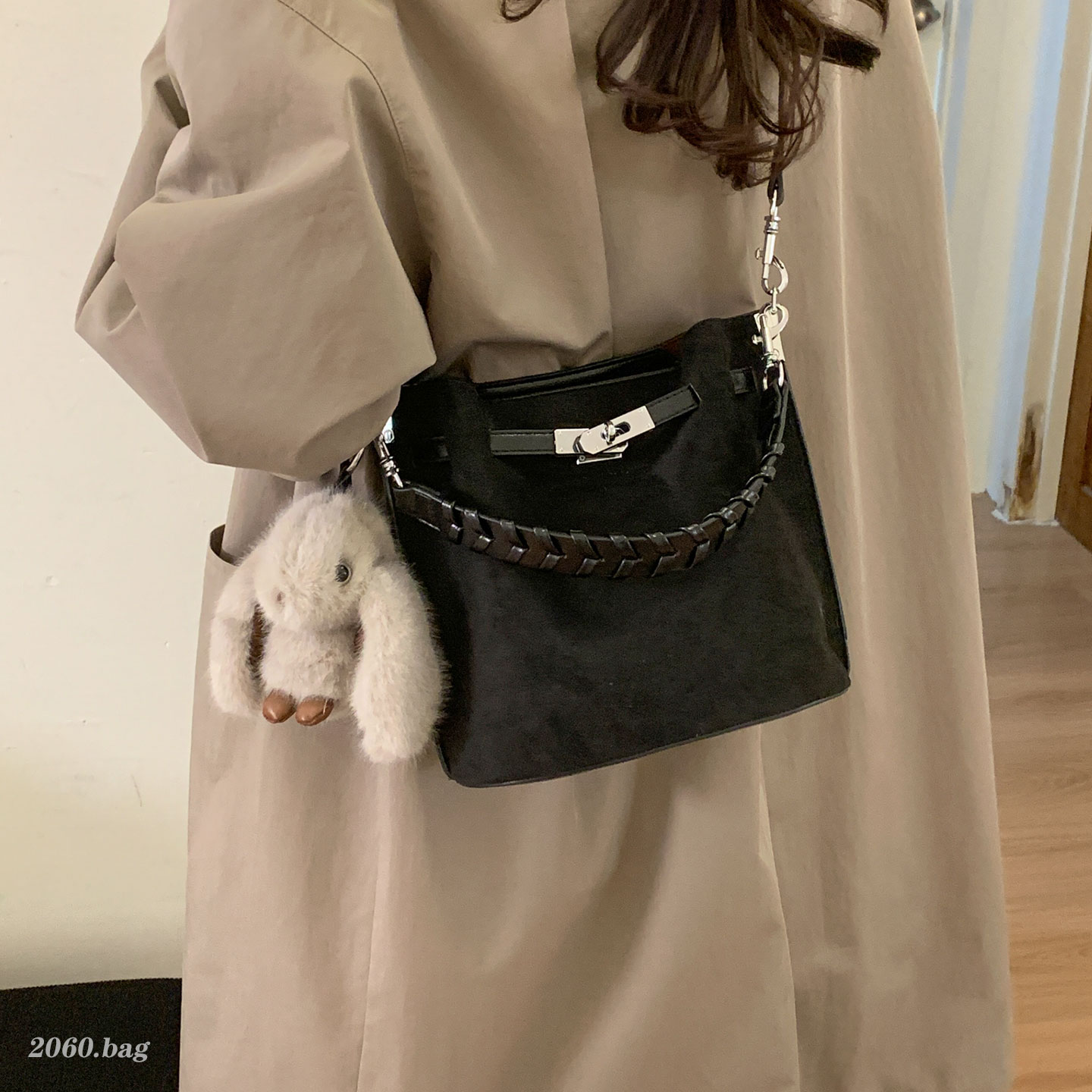 百搭通勤高级感麂皮绒水桶包2025新款休闲气质上班外出单肩斜跨包