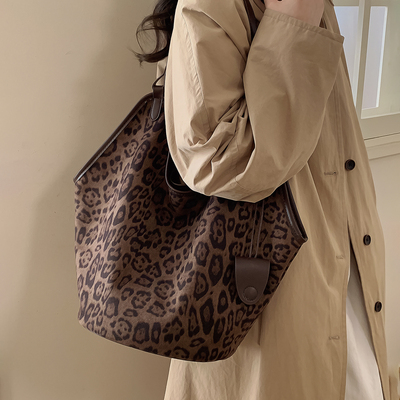 大容量豹纹秋季新款水桶包包2025女式通勤单肩包时尚潮休闲轻便