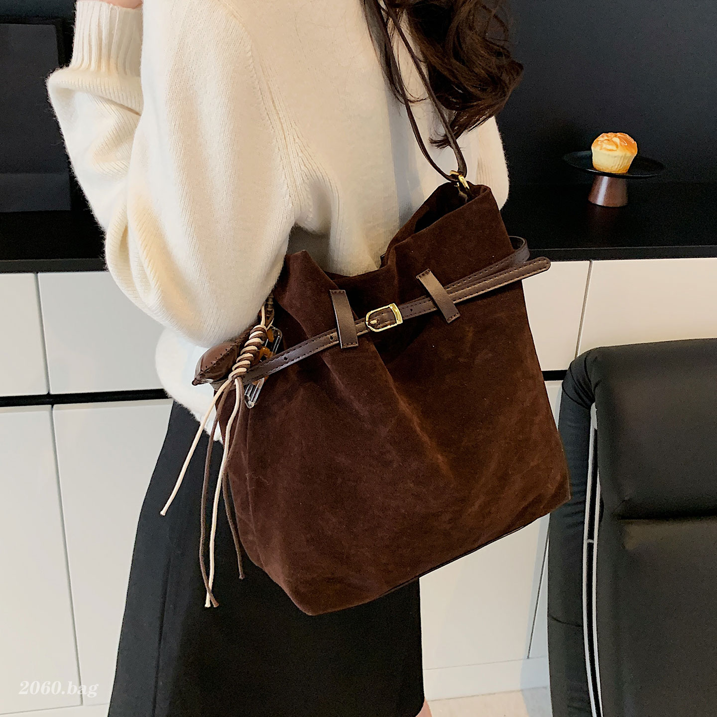 麂皮水桶包女大容量单肩包2025新款复古斜挎包高级感休闲通勤韩版