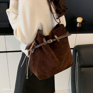 麂皮水桶包女大容量单肩包2025新款 复古斜挎包高级感休闲通勤韩版