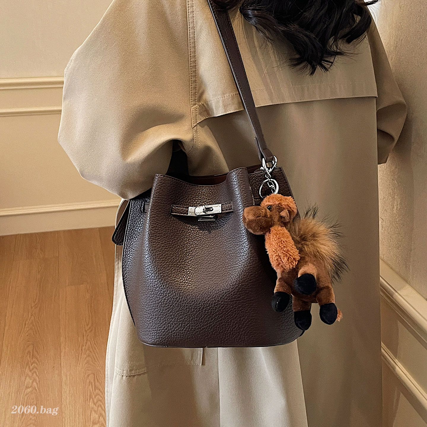 小众质感荔枝纹水桶包女2025新款简约百搭韩版ins气质单肩斜挎包