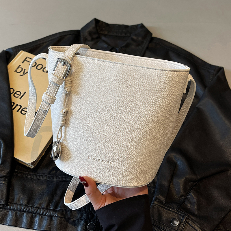 简约气质高级感水桶包