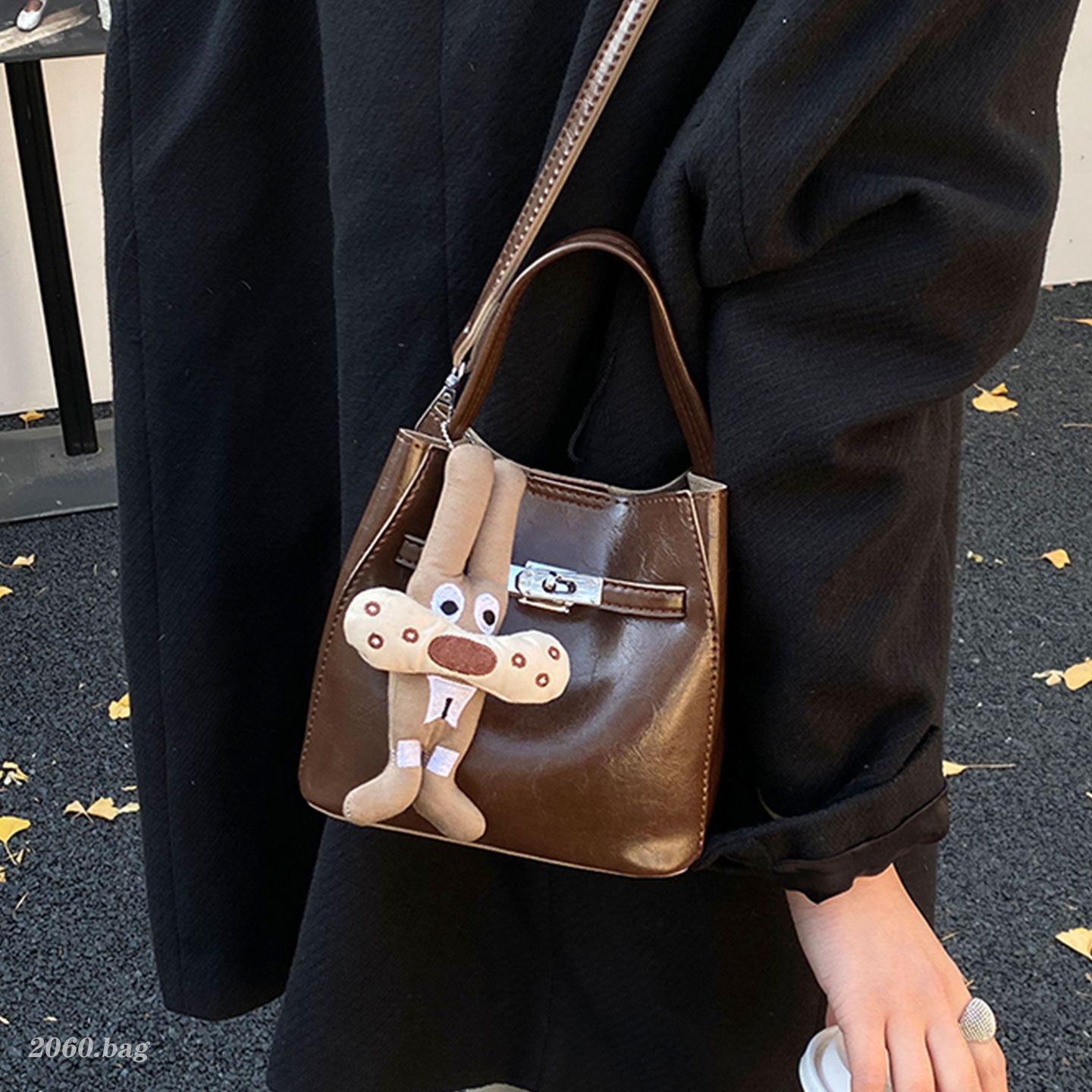 今年流行爆款油蜡皮水桶包包2025新款女冬时尚百搭高级感斜挎包包