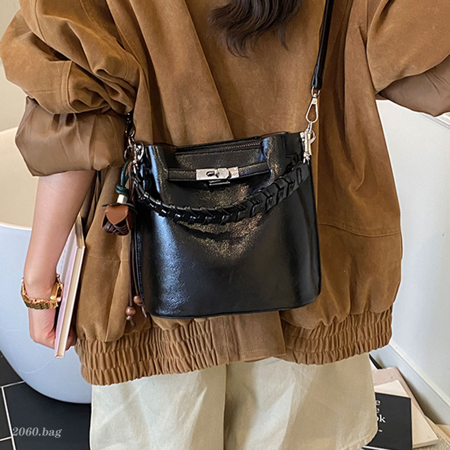 气质百搭高级洋气2025秋季女式水桶包简约单肩斜挎手提精致通勤