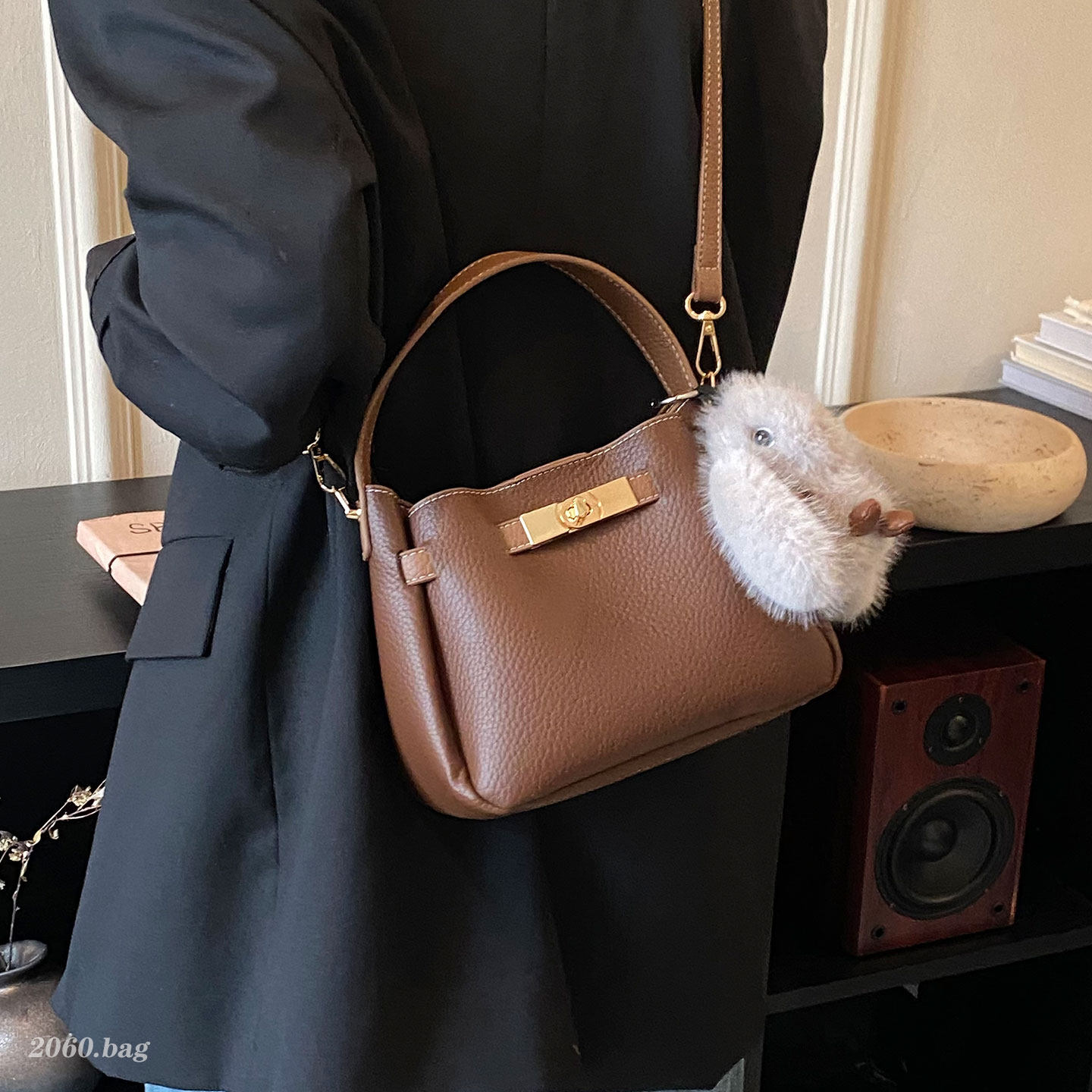 日韩风水桶包女单肩斜挎手提包2025新款时尚通勤软皮复古高级感,箱包皮具/热销女包/男包,水桶包,淘宝优惠券,粉丝福利购,淘宝优惠卷