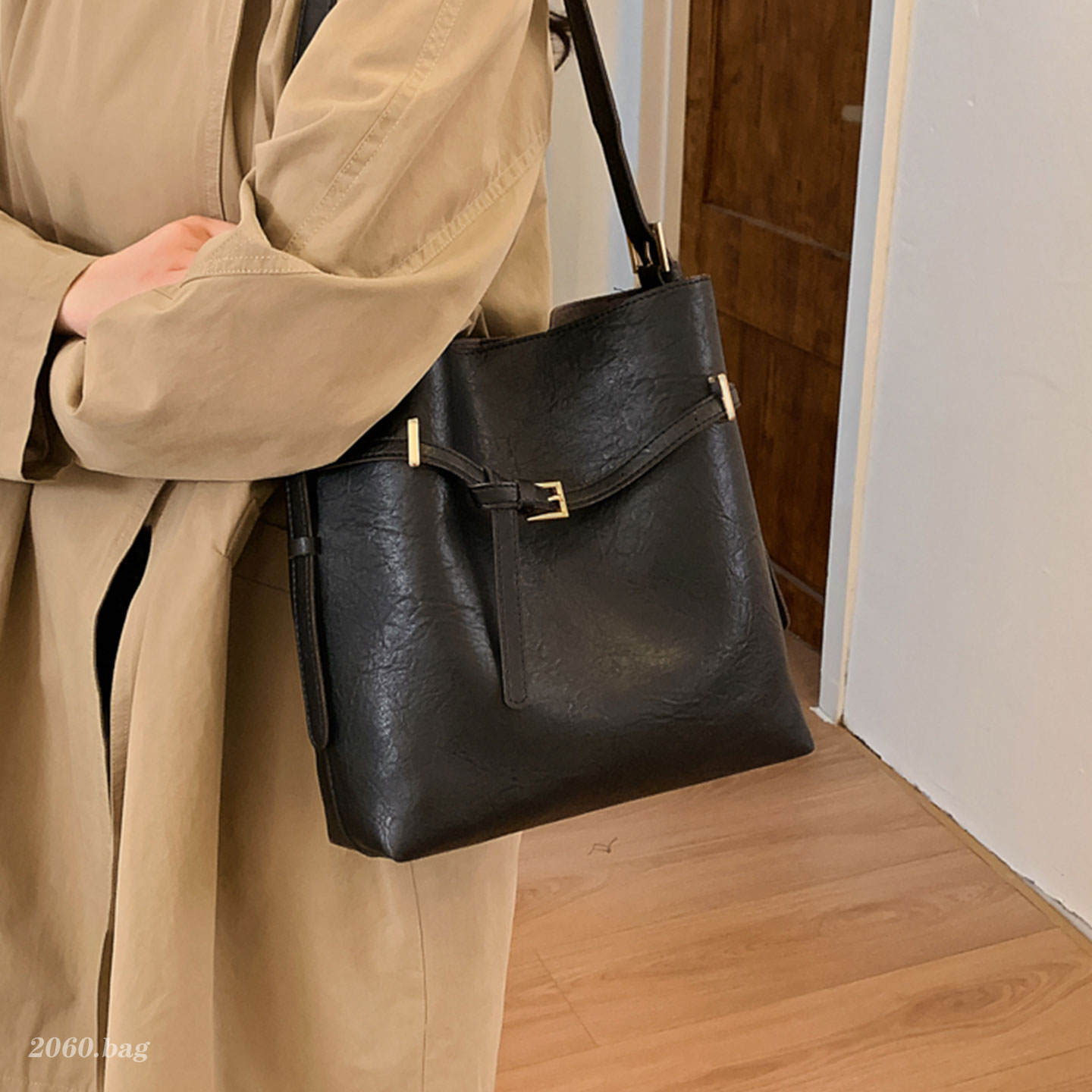 气质时尚精致单肩手提洋气斜挎通勤百搭简约2025冬季女式水桶包包