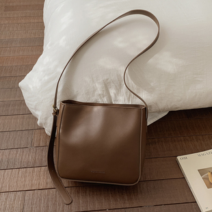 复古休闲单肩包包女士2025新款 水桶包小众潮流通勤斜挎包 春夏时尚