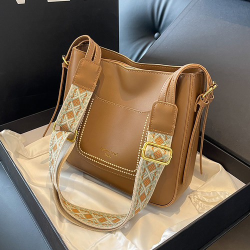 2060包袋上班通勤水桶包