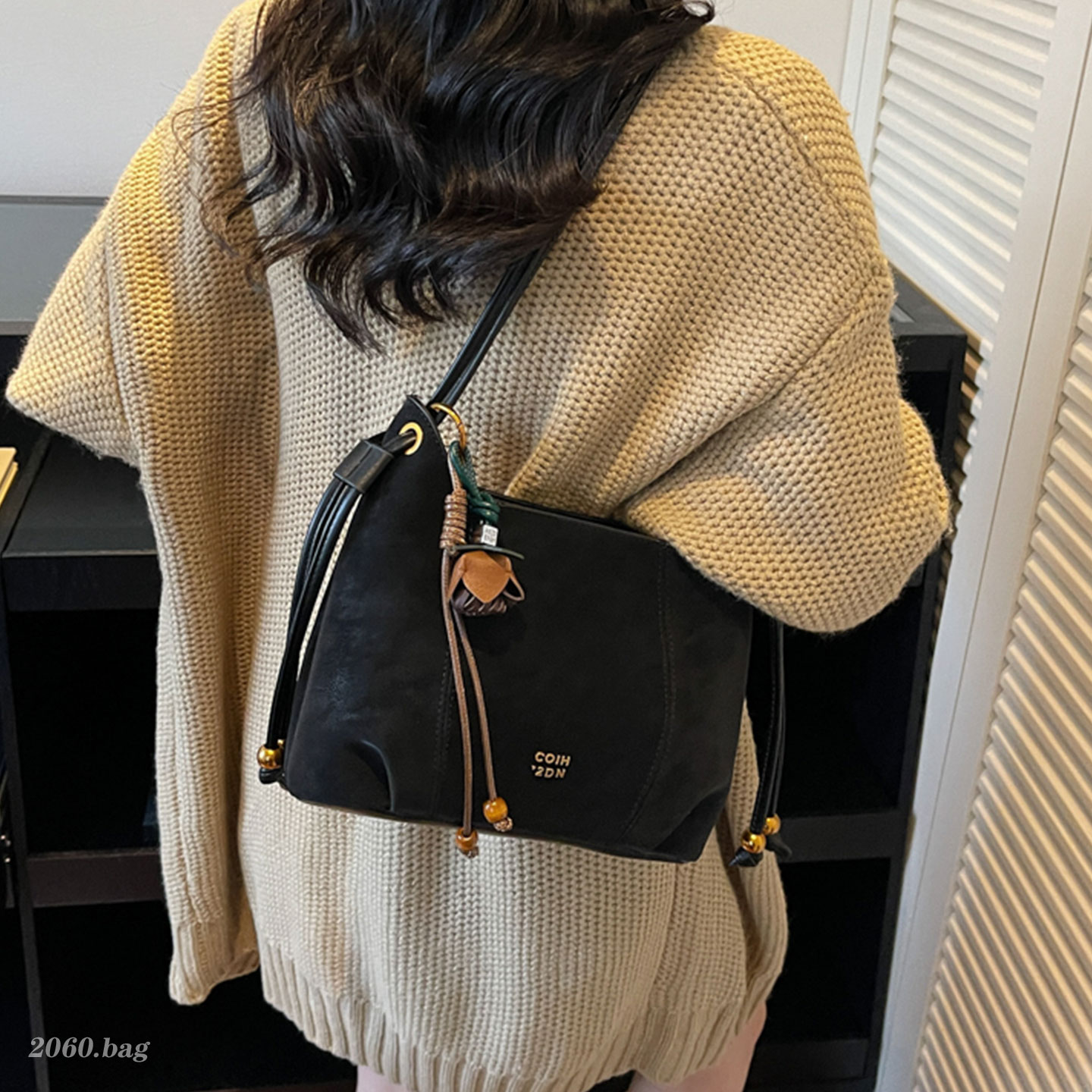 流行韩国气质单肩斜挎时尚精致通勤高级感2025冬季女式水桶包包