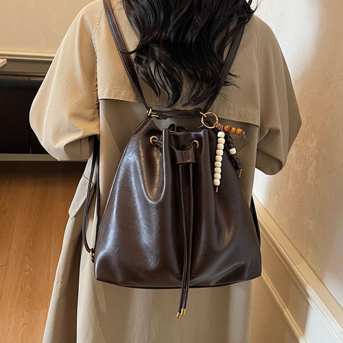 休闲超火大容量水桶包包2026女通勤简约洋气韩版ins抽带潮双肩包