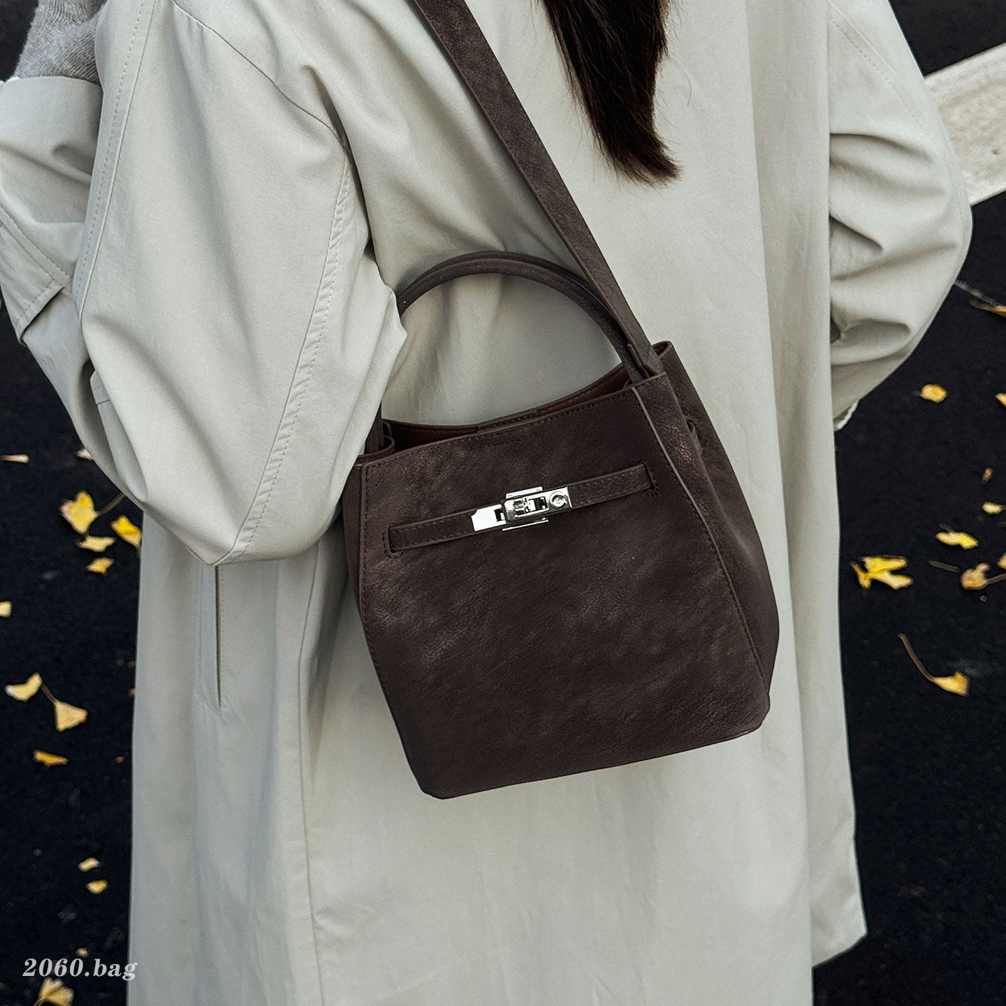 百搭休闲韩版小众设计水桶包2025冬季新款女简约复古单肩斜跨包包,箱包皮具/热销女包/男包,水桶包,淘宝优惠券,粉丝福利购,淘宝优惠卷