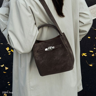 女简约复古单肩斜跨包包 新款 百搭休闲韩版 小众设计水桶包2025冬季