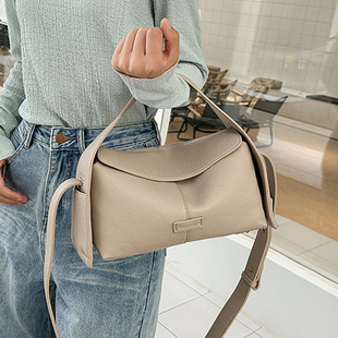 潮流休闲宽肩带小方包2025新款春季小众时尚简约单肩包高级感女包