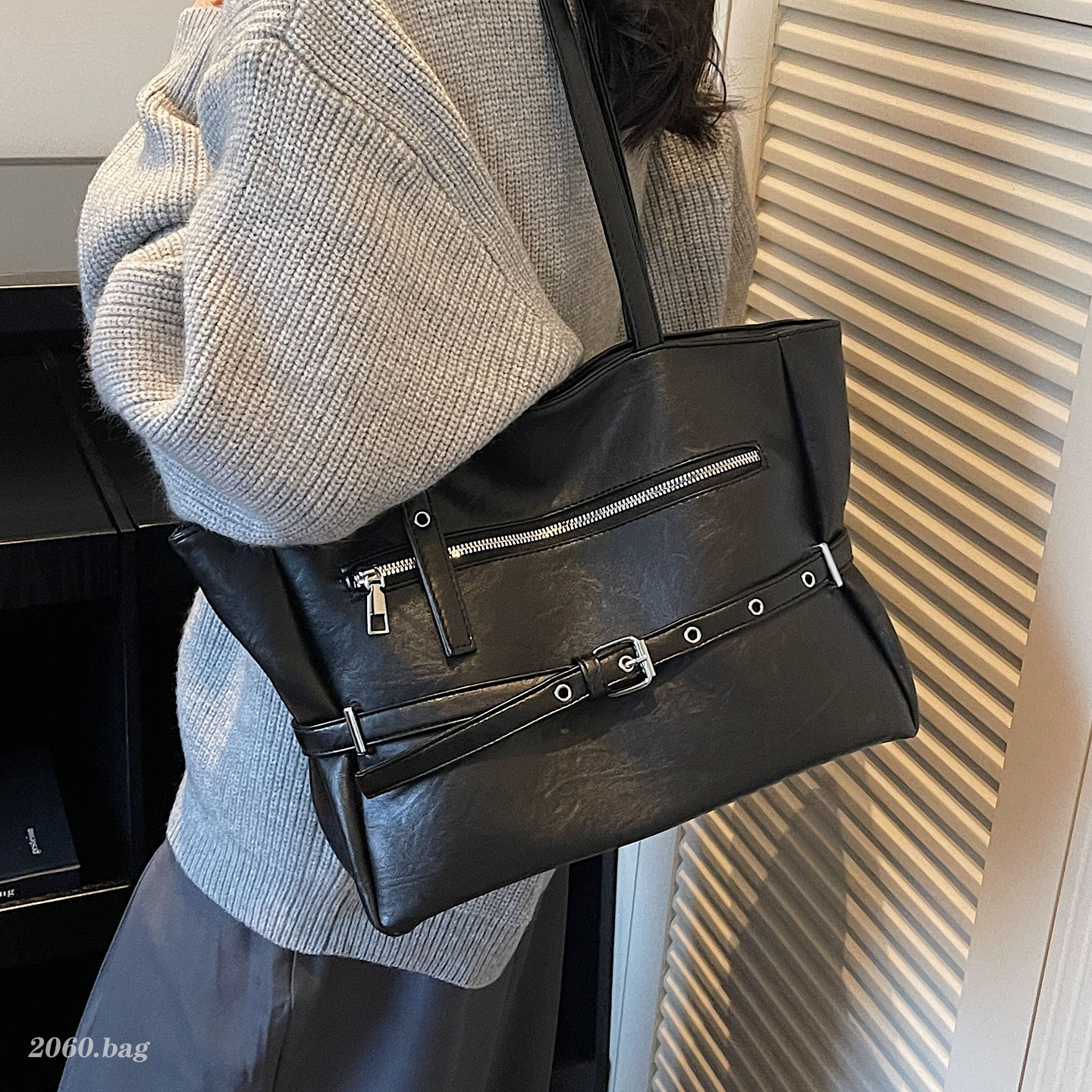 小众设计机车风托特包2025新款女大容量通勤百搭单肩包复古时尚潮