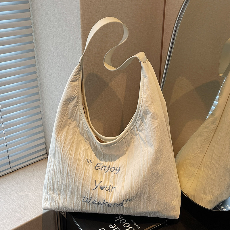 今年流行大容量饺子包205新款女士单肩包清新文艺托特包小众设计