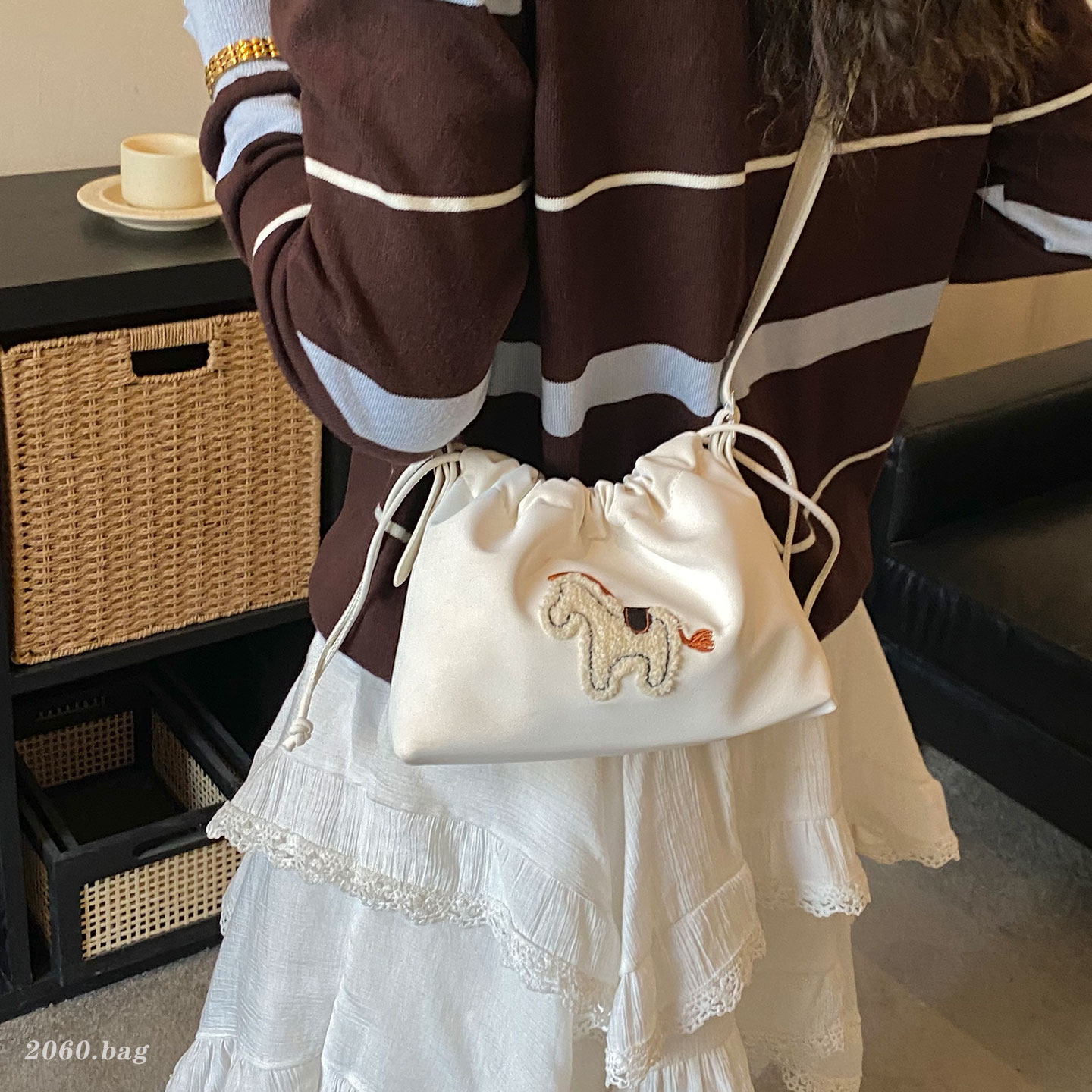 韩风可爱小马刺绣束口水桶包2026新款女单肩斜挎包通勤百搭抽绳包,箱包皮具/热销女包/男包,水桶包,淘宝优惠券,粉丝福利购,淘宝优惠卷