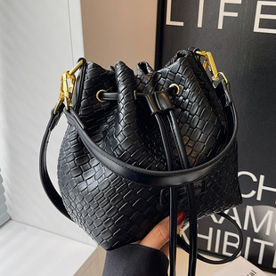 小众时尚 鳄鱼纹编织水桶包高级质感通勤单肩包 百搭包包女2025新款