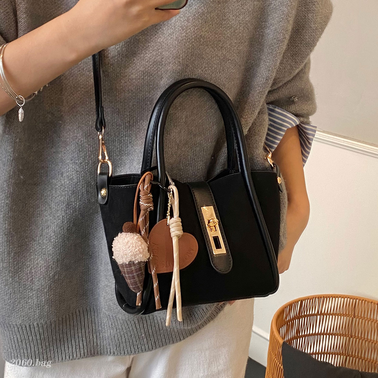 高级感复古水桶包女2025新款百搭流行手提斜挎包时尚通勤菜篮子包