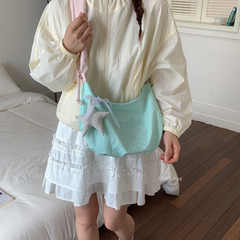 大学生上课简约百搭撞色单肩包包女2026夏季新款大容量斜挎饺子包