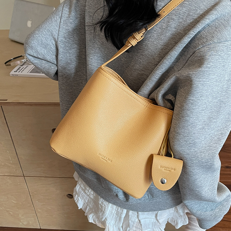 大容量纯色气质单肩包水桶包