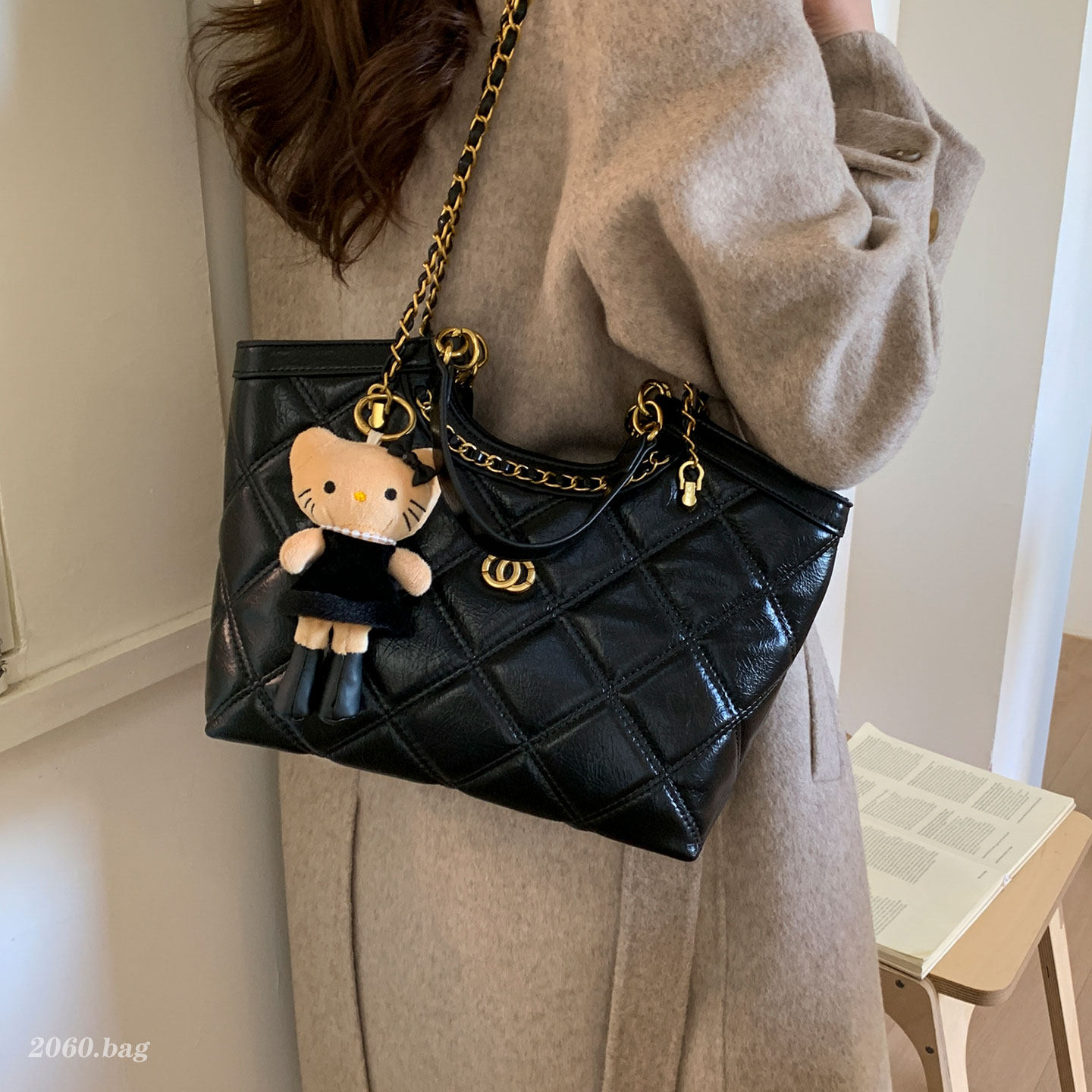 大容量休闲百搭菱格链条水桶包2025新款女麂皮高级感秋冬斜跨包包,箱包皮具/热销女包/男包,水桶包,淘宝优惠券,粉丝福利购,淘宝优惠卷