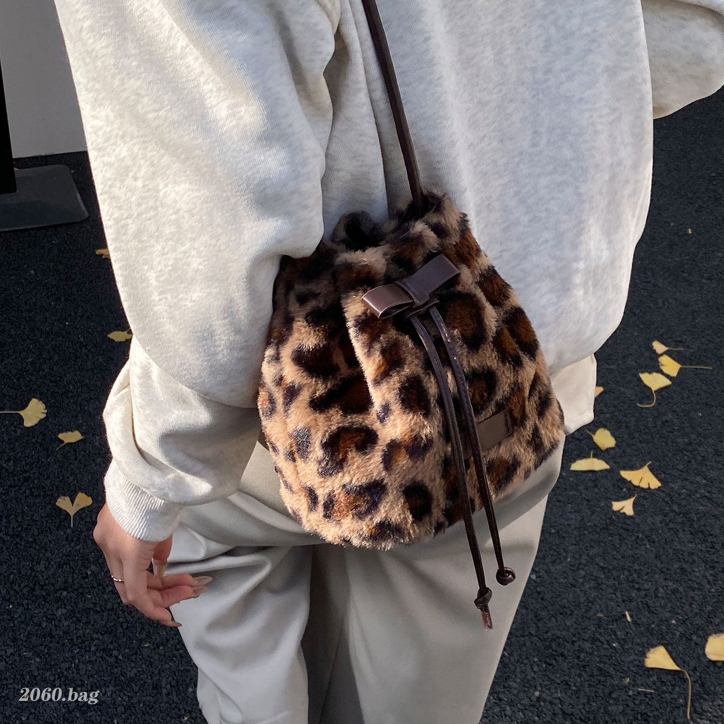 冬季小众豹纹毛绒水桶包女2025新款百搭抽绳气质时尚手提斜挎包