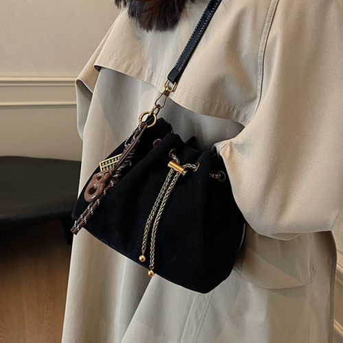 复古时尚精致小众设计感百搭通勤2025秋季单肩斜跨手提水桶包