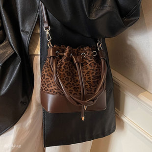 冬季 斜挎水桶包 麂皮绒洋气豹纹气质高级感复古单肩手提2025女式