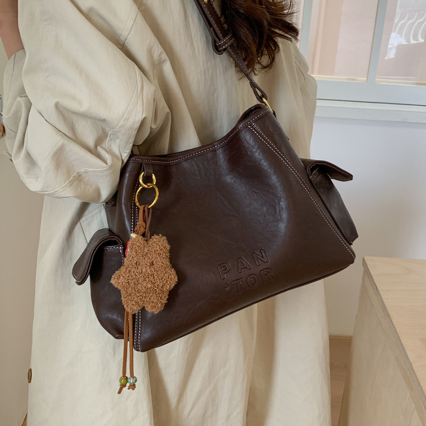 高级感简约气质休闲水桶包包2025通勤时尚洋气秋冬新款斜挎包,箱包皮具/热销女包/男包,水桶包,淘宝优惠券,粉丝福利购,淘宝优惠卷