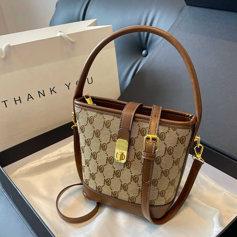 2060简约百搭单肩斜挎包